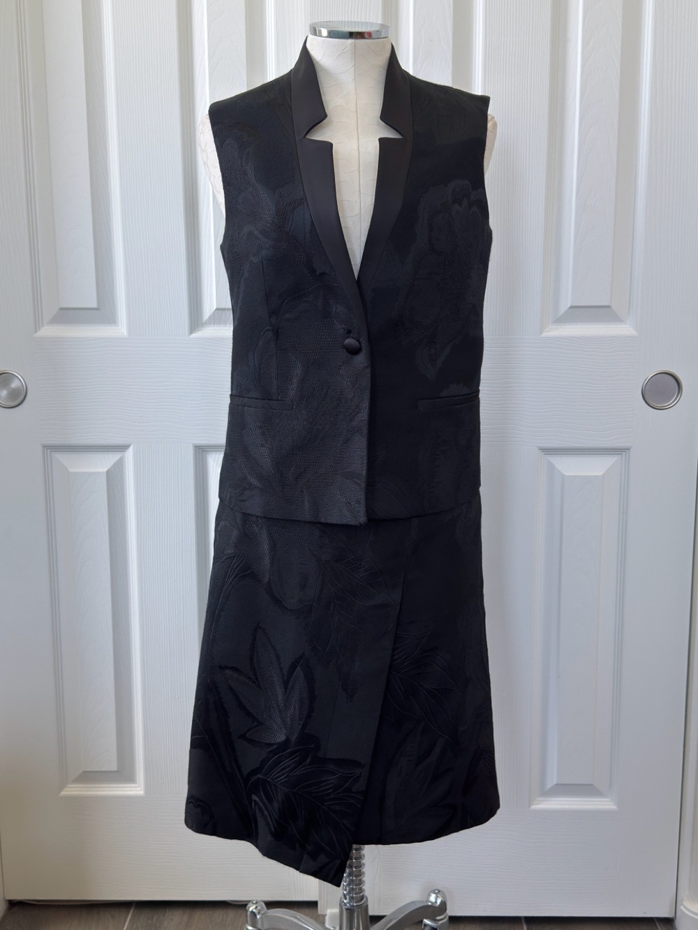FLIPPA K Black Brocade Tailored Vest and Skirt Suit Set Vest size M Skirt size L